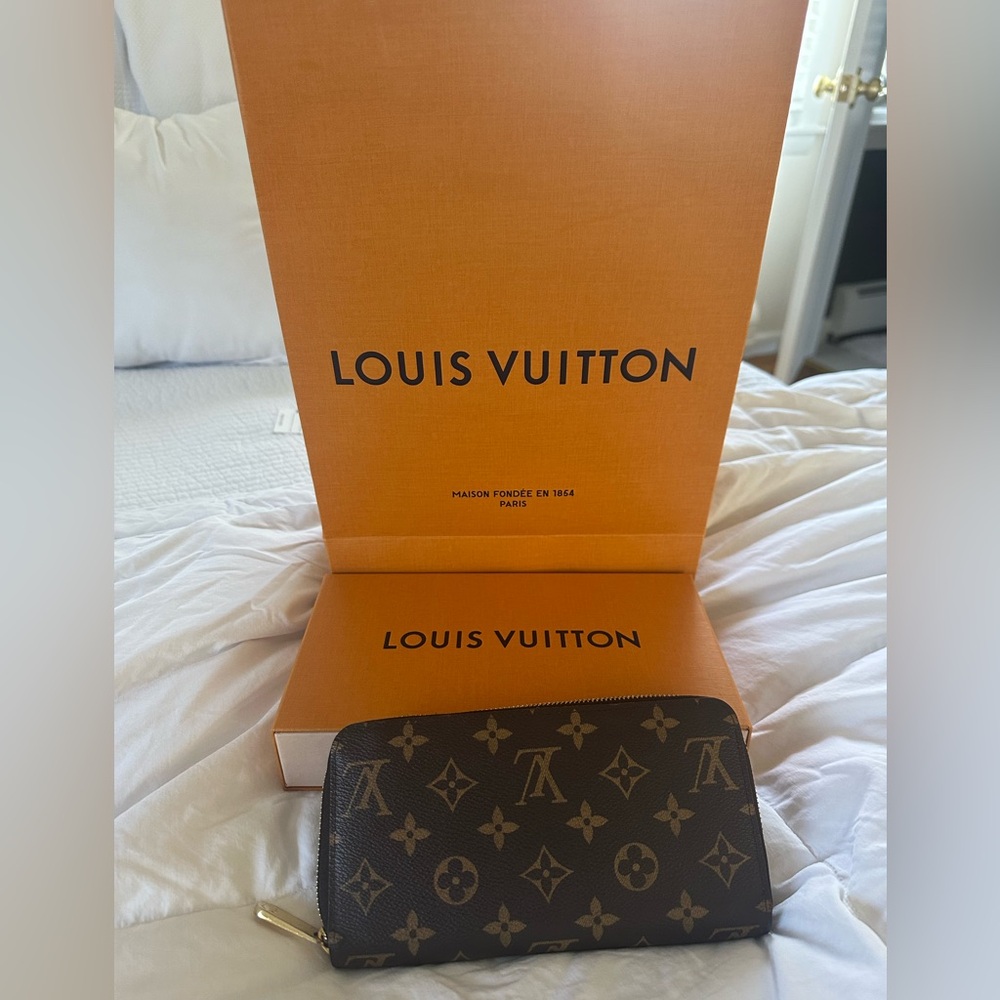 Louis Vuitton zippy wallet